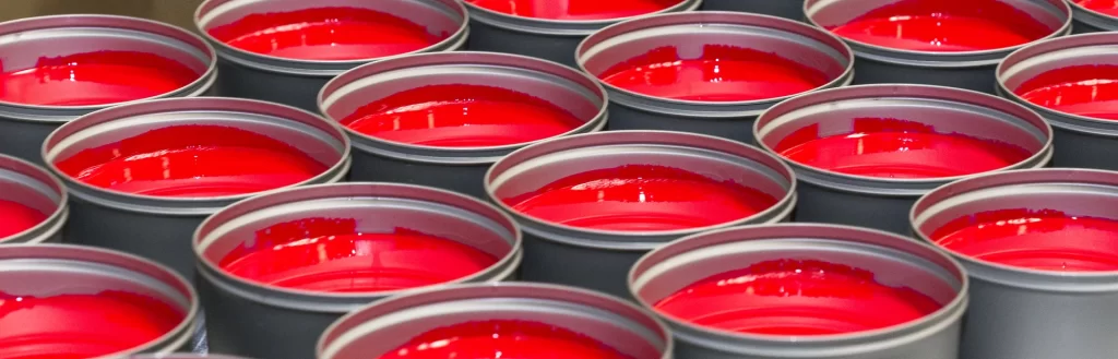 evolución de las tintas offset: Botes de tinta offset roja listos para impresión industrial