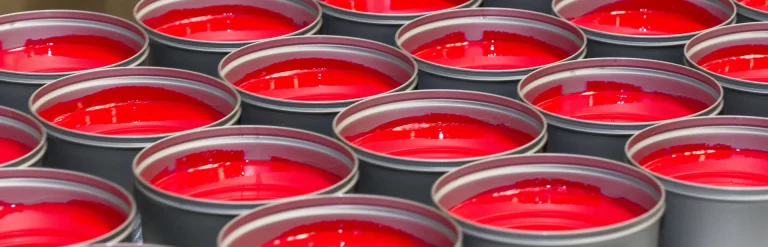 evolución de las tintas offset: Botes de tinta offset roja listos para impresión industrial