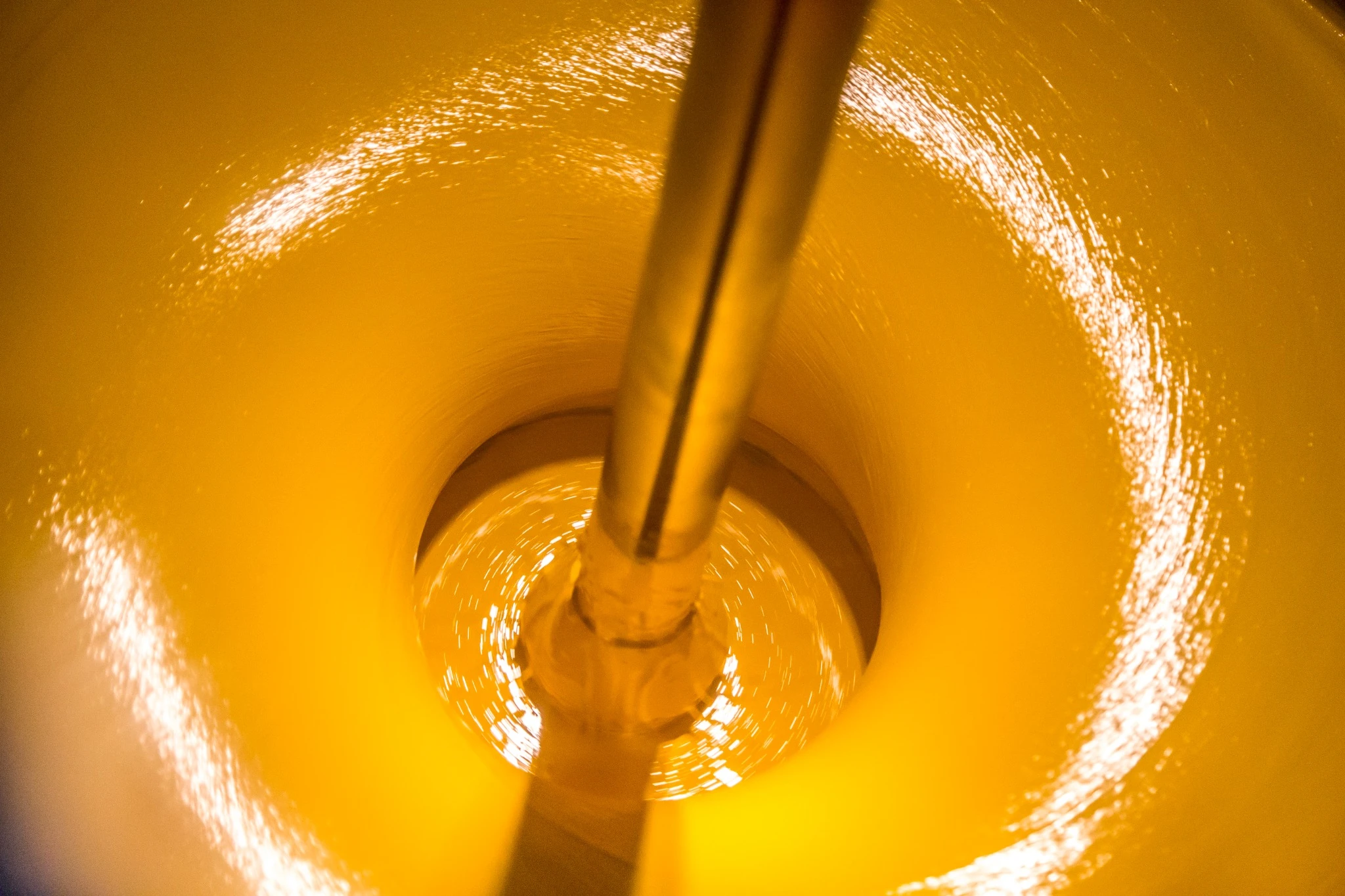 Fabricación de tintas: mezcla de tinta amarilla en dispersor industrial para offset