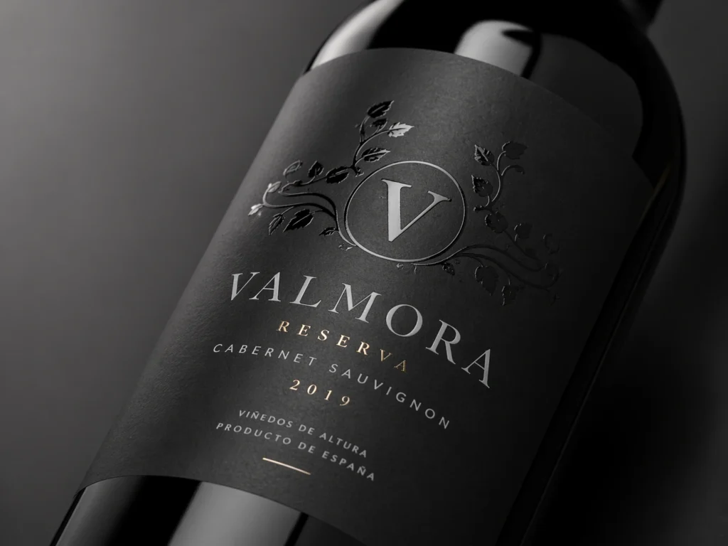 Etiqueta de vino con acabado premium y efecto de barniz brillo sobre fondo oscuro
